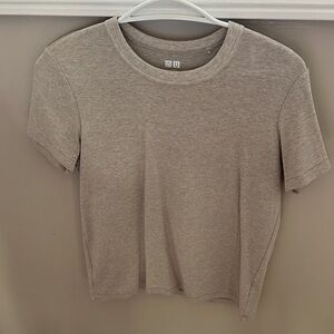 Uniqlo Women's Light Gray Short Sleeve Tee